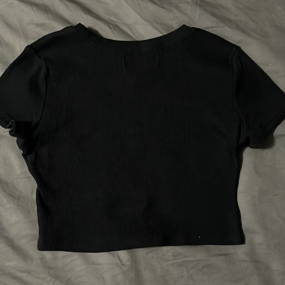 Cropped Ribbed Black Tee - Picture 4 of 4